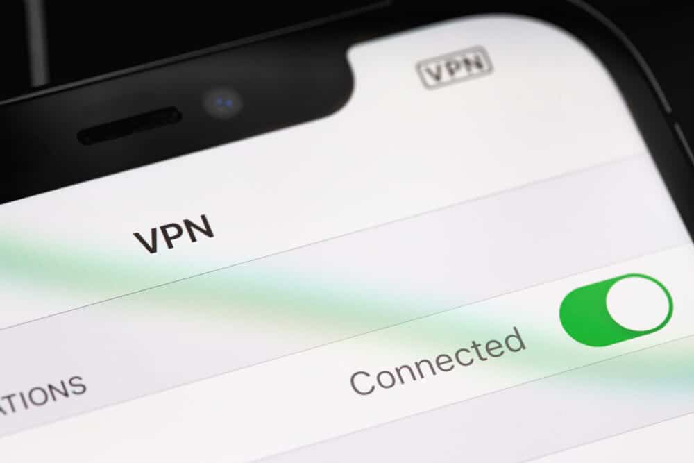 Apple iPhone z ustawieniami VPN na ekranie