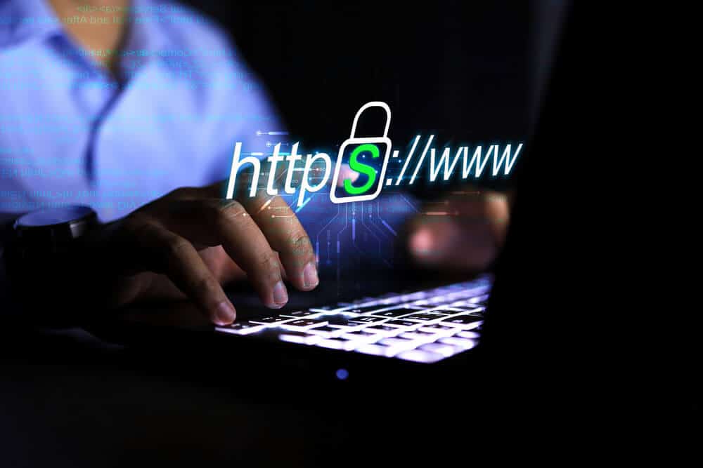 Twórca witryny internetowej zwraca uwagę na bezpieczeństwo domeny https www, aby zwiększyć poziom bezpieczeństwa